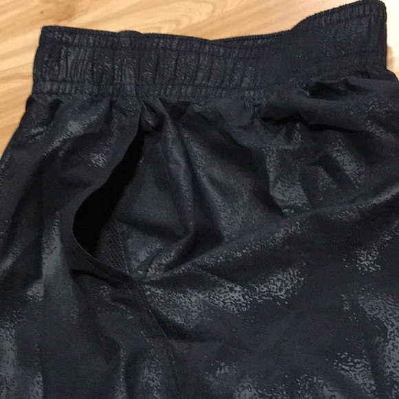 Under Armour Tech woven Emboss super lightweight shorts - Picture 3 of 8